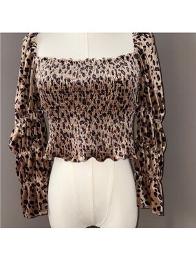 Storia size L leopard Crop Top ruched Leopard sz L Puff
Sleeve Square Neck#fall
